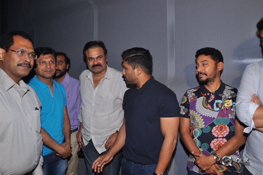 Army-People-Watching-Naa-Peru-Surya-Naa-illu-India-Movie-Photos